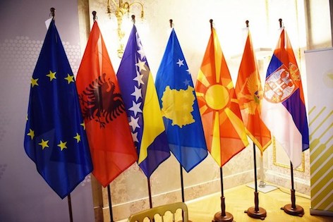 Rajoni dhe Shqiperia, punesimi problemi me kritik